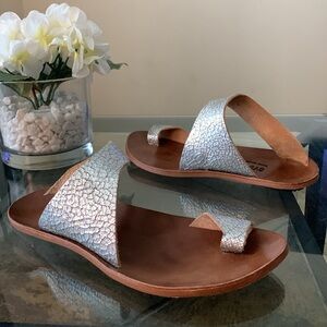 CYDWOQ Crinkle Silver Leather Thong Sandal